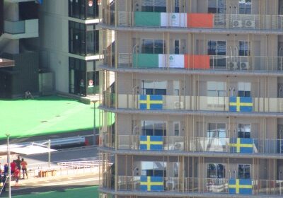 宿泊棟の壁面を彩るアイルランドとスウェーデンの国旗。路上には選手らしき姿も