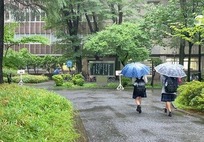 登校時の中高生と聖語板