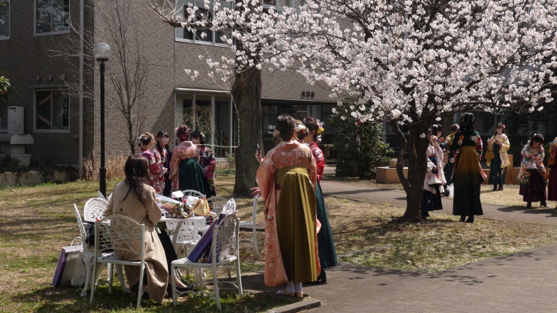 桜の木の前で記念撮影
