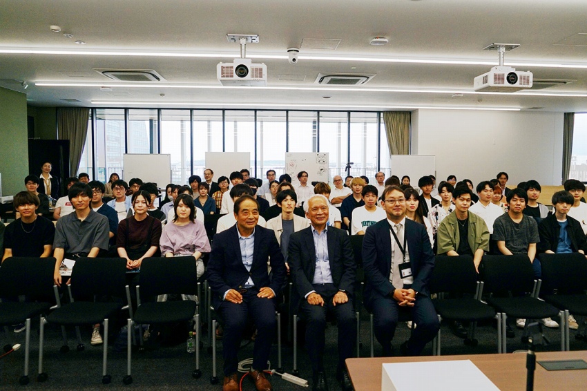 講演後の集合写真（最前列左から清木学部長、徳田理事長、石橋教授）
