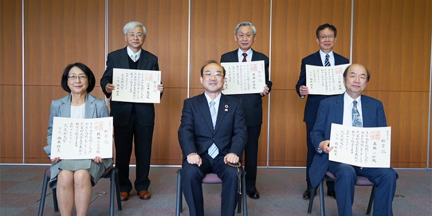 (後列左から)一方井 誠治名誉教授、堅田 利明名誉教授、小川 桂一郎名誉教授、(前列左から)榎田 二三子名誉教授、西本 照真学長、髙橋 一行名誉教授