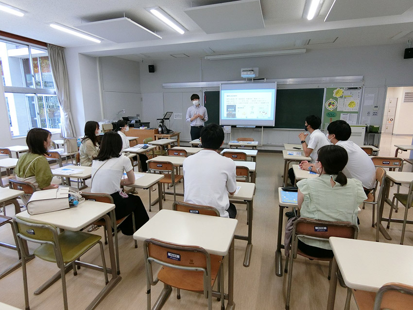 「ICT活用」の講義に聞き入る参加者たち