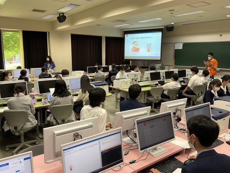 講師の話に聞き入る(LAMの授業)