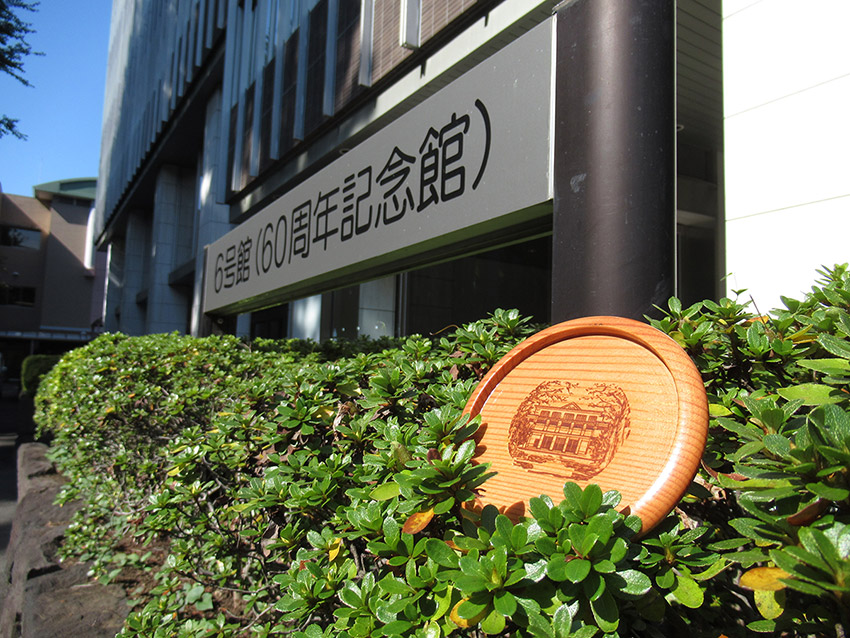 60周年記念館の銘板(左)とコースター(右)