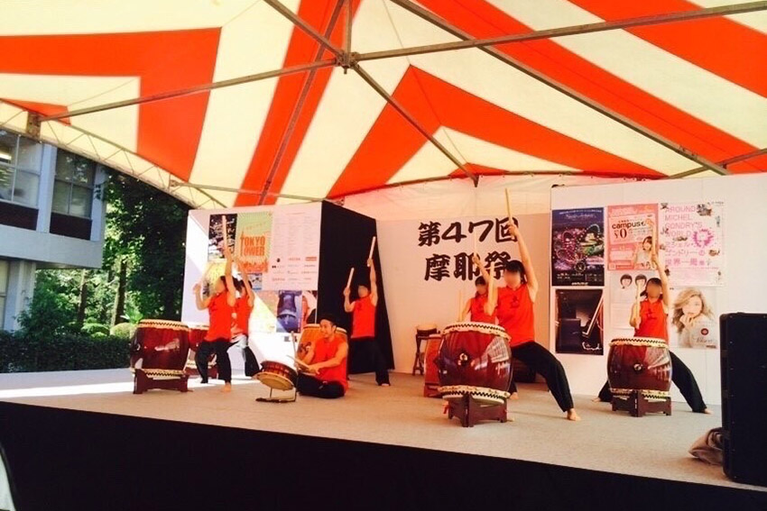 「和太鼓『隼』」では武蔵野キャンパスで行われる「摩耶祭」にも出演。座って演奏しているのが塚本さん