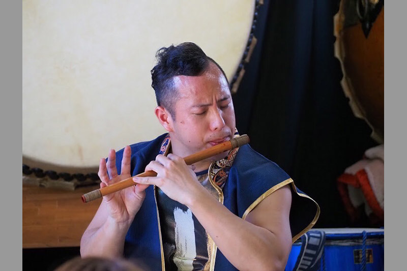 日本の木管楽器の一つである篠笛も演奏する