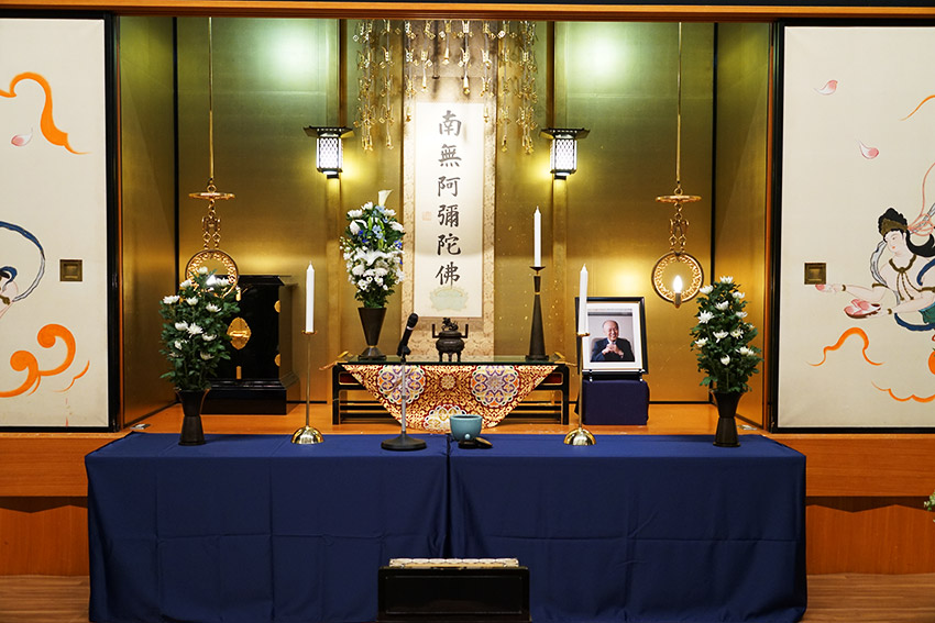 お荘厳と寺崎前学長の遺影