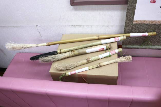 竹筆も卒業制作の一部(上から2本目の竹筆で「無功徳」を揮毫)