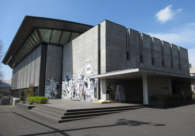 第一体育館松芝園グラウンド側壁面、体育館入口横壁面