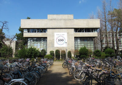 大学図書館中高駐輪場側壁面