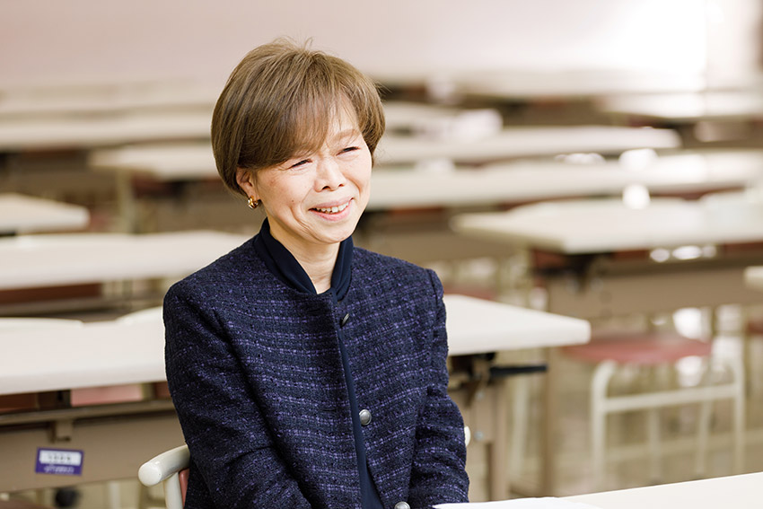 中高時代を笑顔で振り返る横山さん