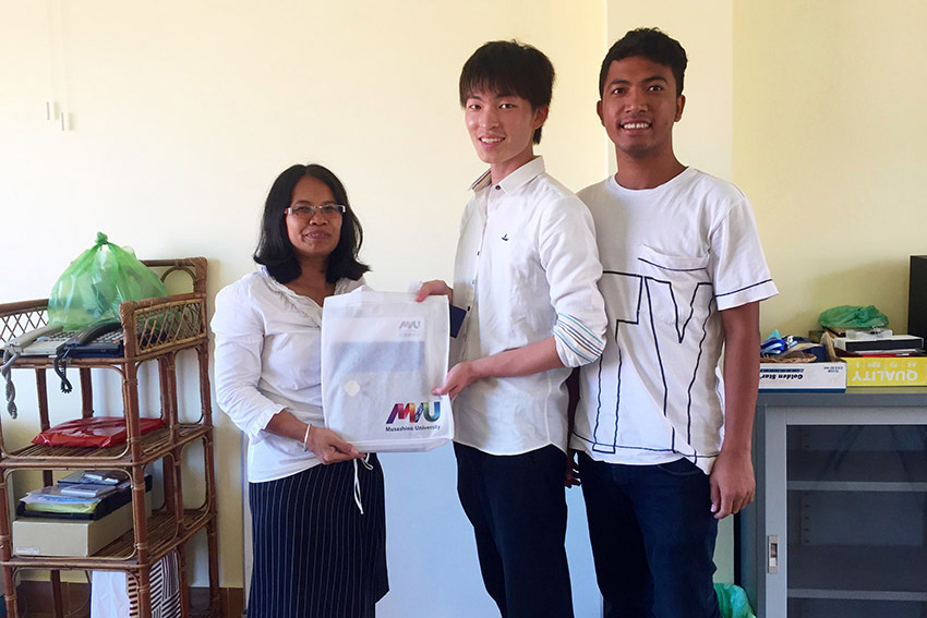 大学2年次のカンボジアインターンシップで、王立プノンペン大学日本語学科のロイ・レスミー学科長を表敬訪問