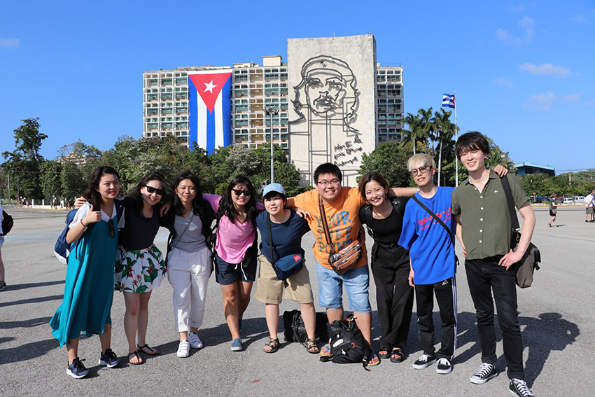 大学3年次のキューバへのスタディツアー。革命広場でゼミ生と一緒に