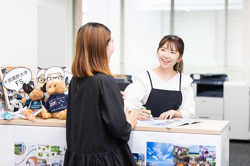 2022年11月から母校の学外学修推進センター事務課の職員として後輩たちと向き合う