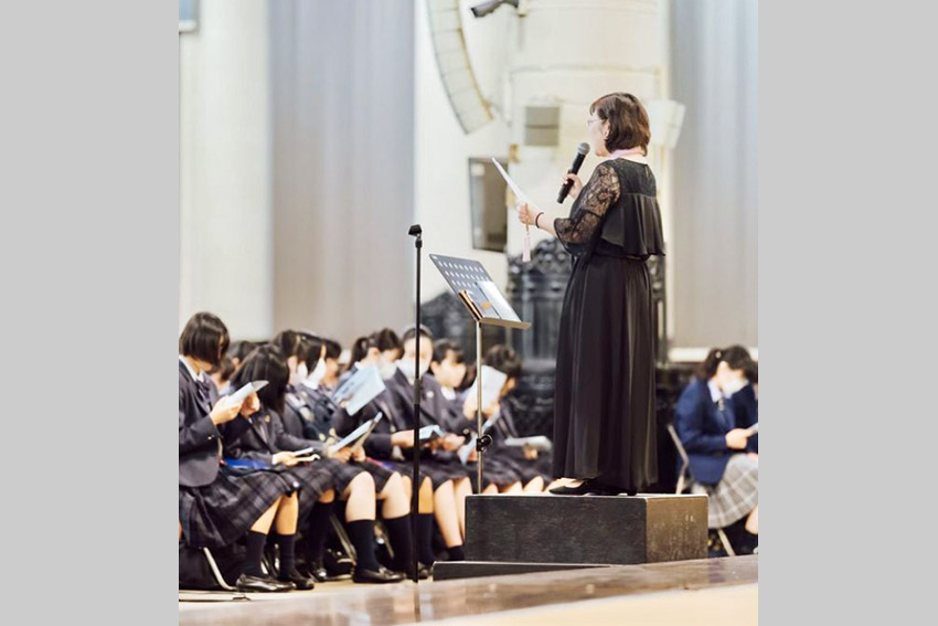 「築地本願寺学生報恩講」で、仏教讃歌の歌唱指導を行った