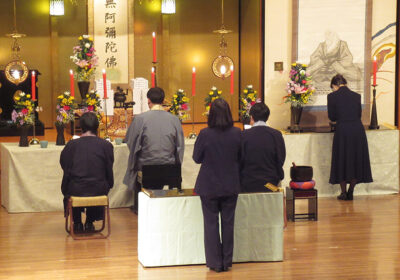 代表焼香に臨む平山会長（中央手前）、斧田会長（右手奥）