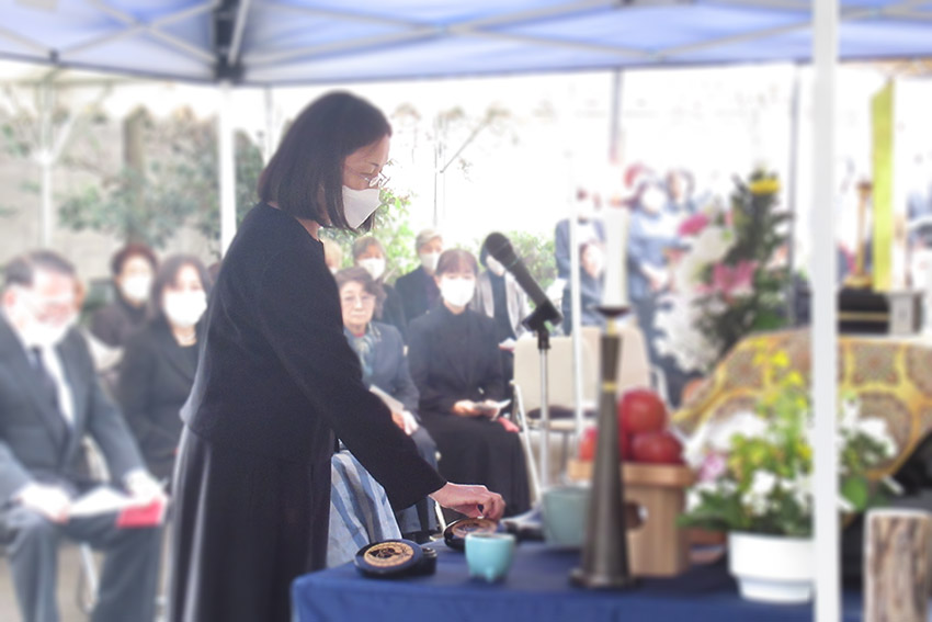 香盒に手を伸ばすむらさき会会長