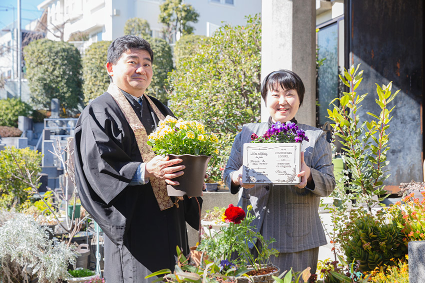 夫であり住職でもある貴宏さん（左）とともに、境内で花や野菜を育てている