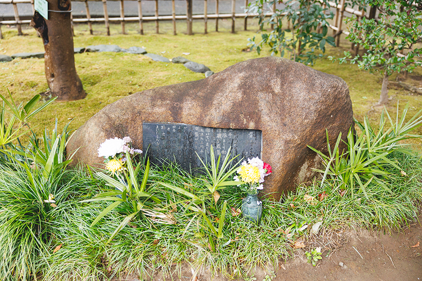 武蔵野キャンパスには散華乙女の記念碑が建てられている