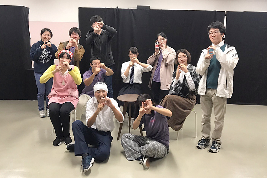 武蔵野大学では演劇研究部のdef's dropにも在籍。ホシダさんは右端