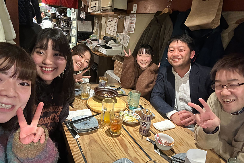 現在も定期的に友人たちと集まり、渡辺裕一先生（右から2人目）を囲む。深澤さんは右から3人目