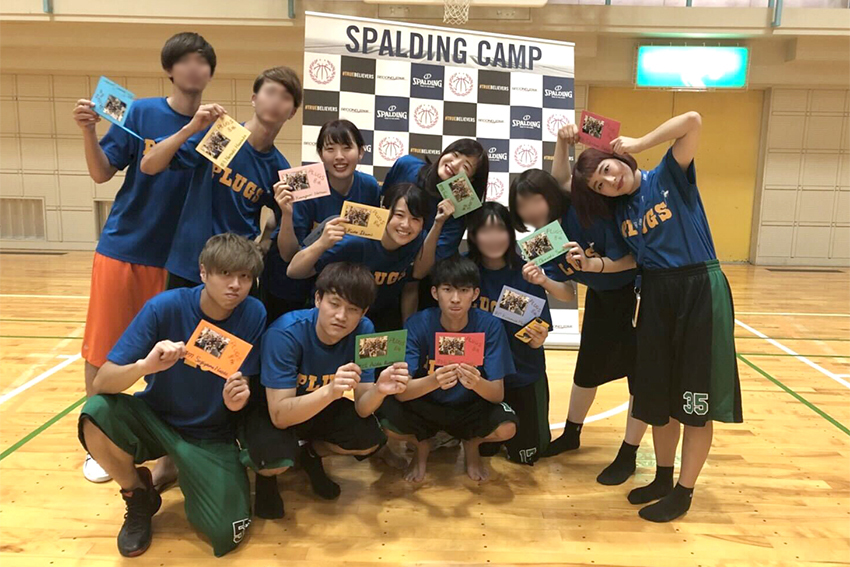 右端が深澤さん。大学時代はインカレサークルでバスケットボールを楽しんだ