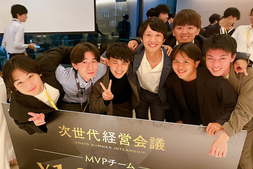 3年次にインターンシップを経験した仲間たちと。柳田さんは左から2人目