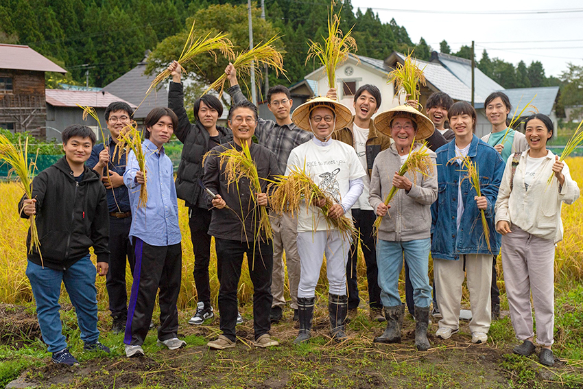 福島県西会津町の魅力を広め、持続可能な地域づくりをめざすなかで、3年次の9月におむすび屋「結（むすび）」をスタートさせた