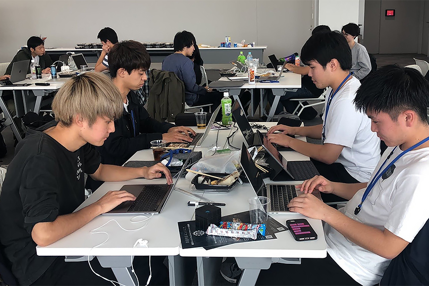大学1年次から「ハッカソン」に積極的に参加。新田さんは左列奥