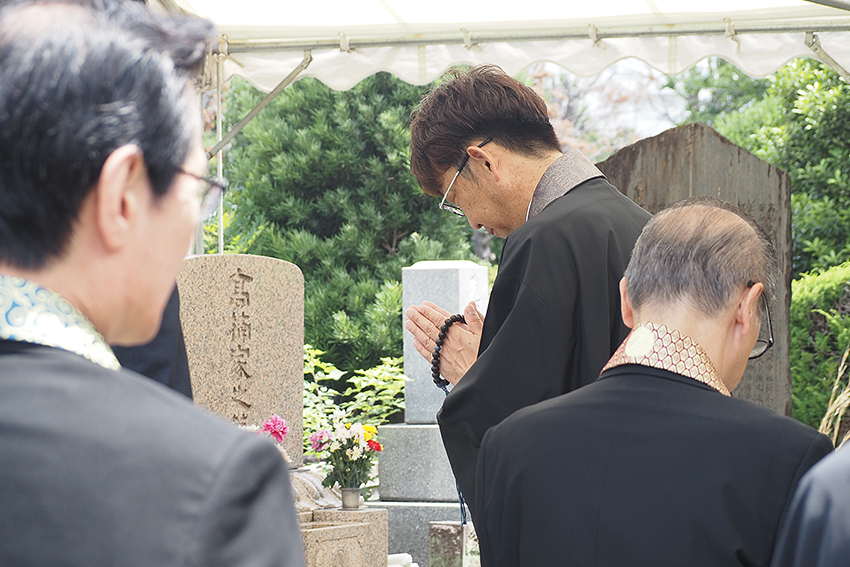 高楠家の墓前で手を合わせる本法人関係者