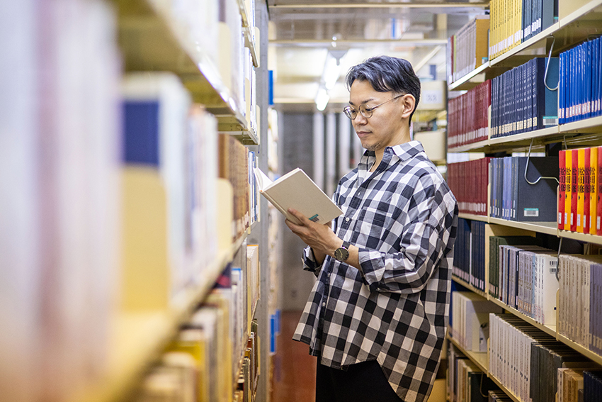 空いている時間には図書館で好きな本を読む大学生活を送った