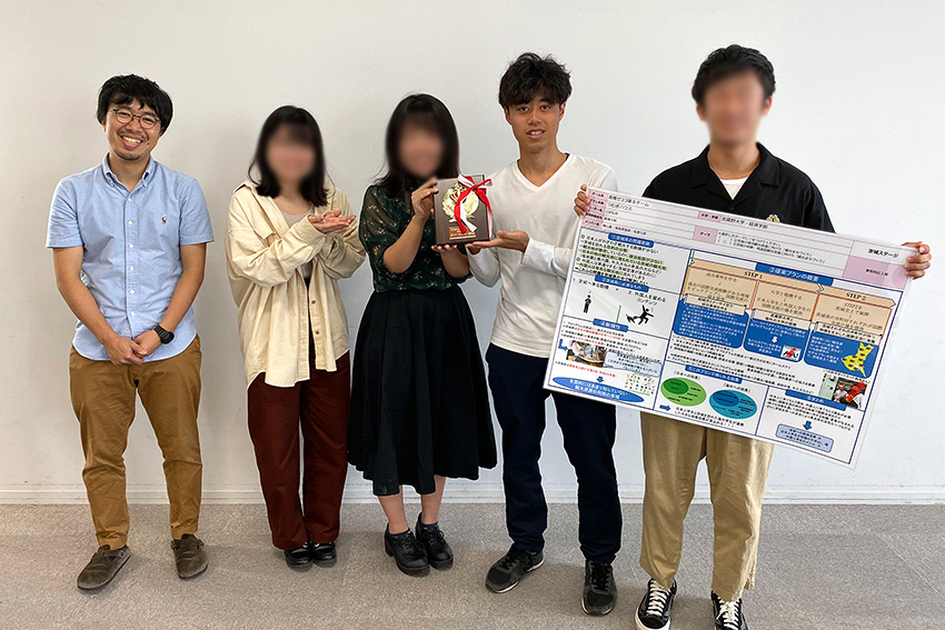3年次に参加した「大学生観光まちづくりコンテスト」では「ポスターセッション優秀賞」を受賞。左端は高橋大樹先生