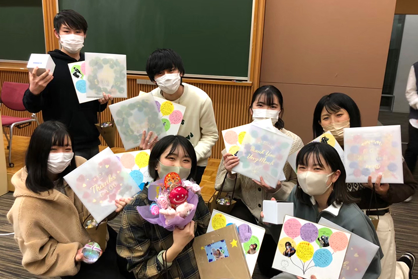大学祭実行委員会を引退した際に撮影した一枚。橋本さんは後列左端