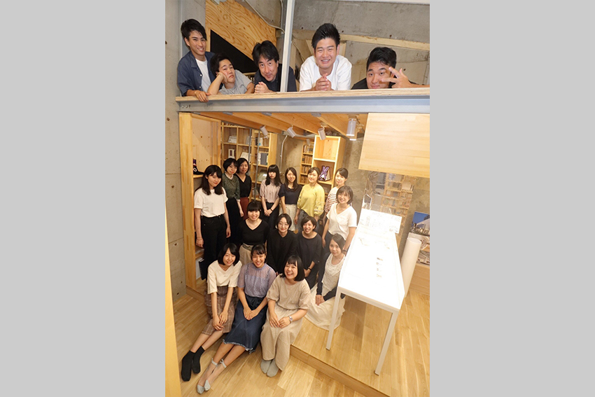 近現代文学ゼミの仲間たちと。上段右から2番目が三嶋さん