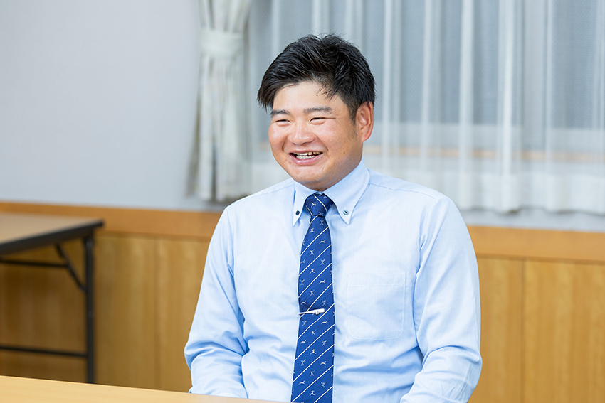 現在は佼成学園高等学校で国語科教諭を務める