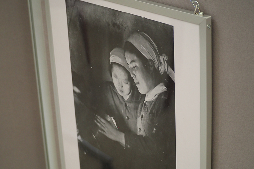 中島飛行機武蔵製作所シリンダー内壁を検査する学徒勤労動員(「散華乙女追悼写真展」より)