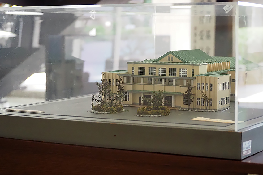 1階ロビーに飾られた木造本館第一講堂の模型。現在の雪頂講堂は第一講堂の規模が継承されている