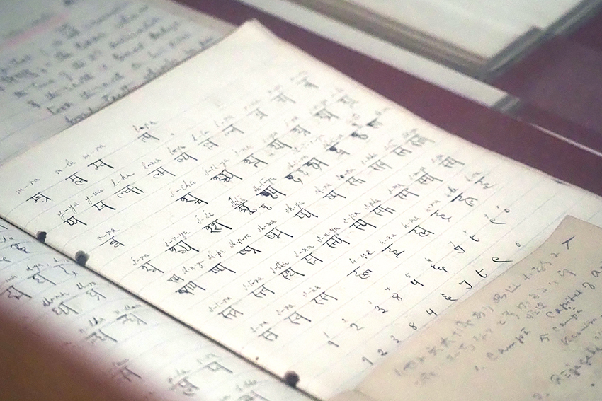 デーヴァナーガリー文字が記されているノート