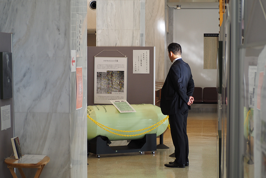 散華乙女の追悼会と同時期に開催される「散華乙女追悼写真展」では1トン爆弾の模型も展示される