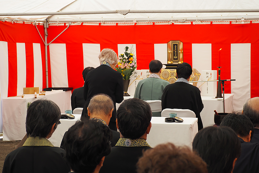焼香する小西聖子学長