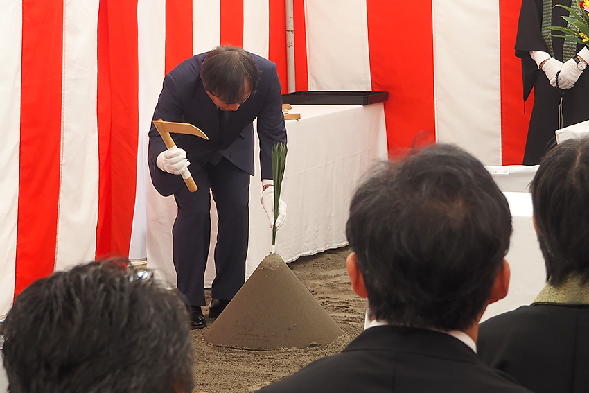 設計者による鎌入(かまいれ)。参列者が「エイ!エイ!エイ!!」と掛け声を上げる