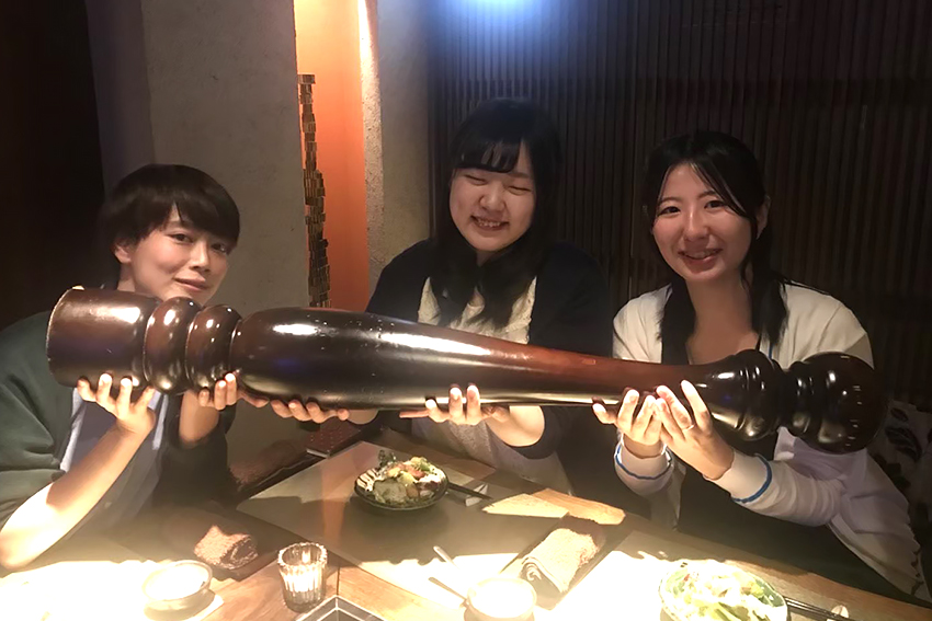 同じ目標を持つ友人たちの存在は心強かったという。中村さんは右端