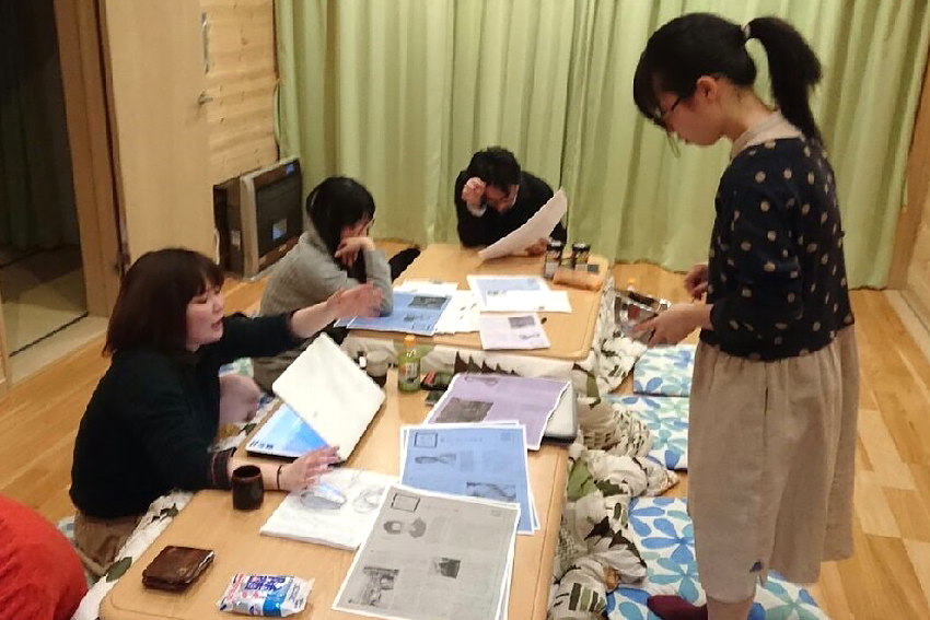 近現代文学ゼミでは合宿も経験。林田さんは左端