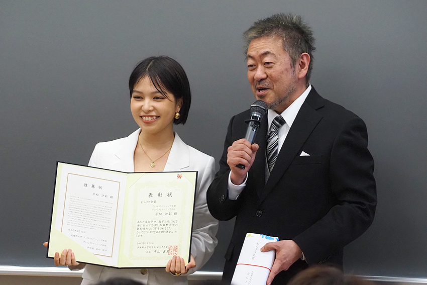 卒業時には、EMC、ひいては武蔵野大学の存在を広く知らしめた点が評価され「むらさき会賞」を受賞している