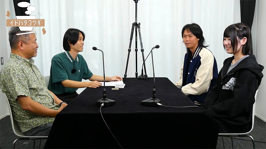 カードゲーム「ito」を楽しむ。左からグローバル学部日本語コミュニケーション学科神吉宇一先生、パーソナリティの文学部4年星野さん、グローバル学部日本語コミュニケーション学科潘さん、古井さん