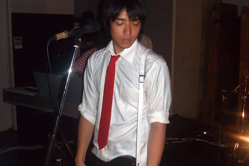 大学生活では軽音サークルのハワイアンクラブなどに在籍