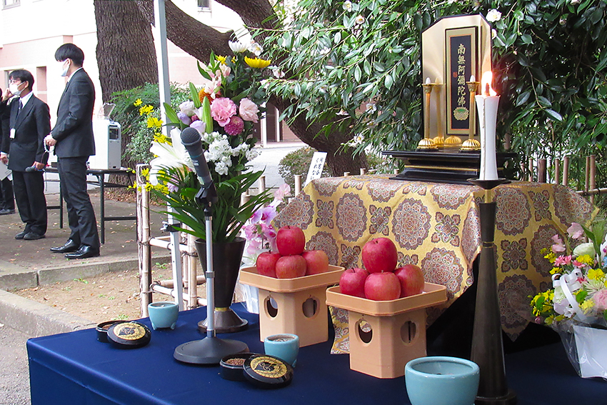 毎年12月3日は散華乙女の記念樹碑前にお仏壇が安置される
