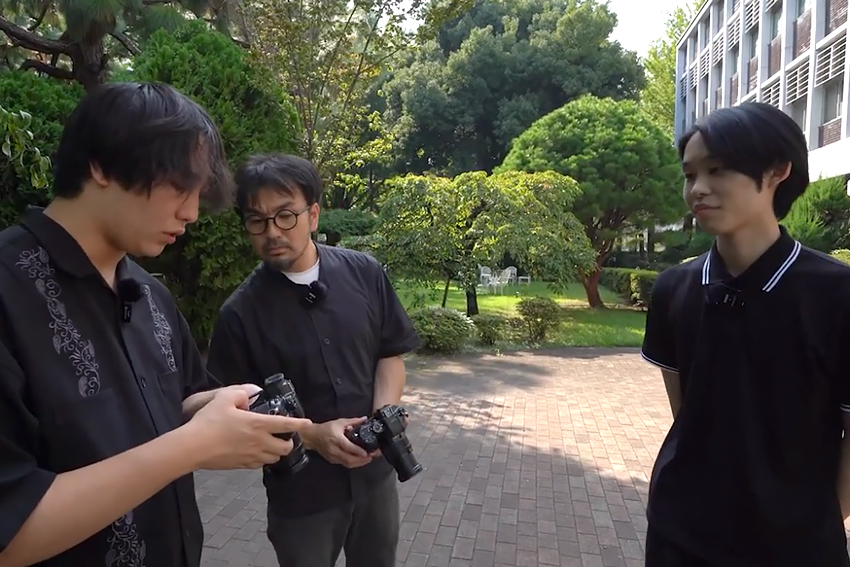 「なんかいいな」を写真に収める２人（左からパーソナリティの大畠さん、幼児教育学科の生井先生）とそれを眺めるパーソナリティ星野さん