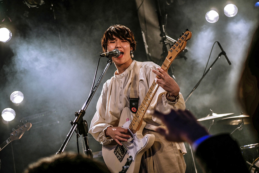 1年次から軽音同好会に在籍し、ギターボーカルやギターを担当