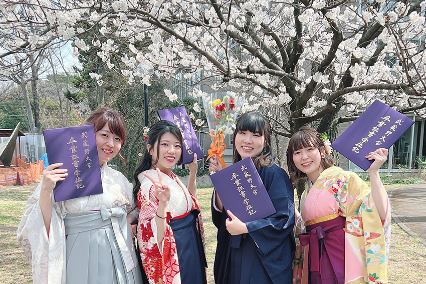 2022年2月に第107回薬剤師国家試験で合格を果たしたあと、卒業証書を受け取った。右端が大和田さん